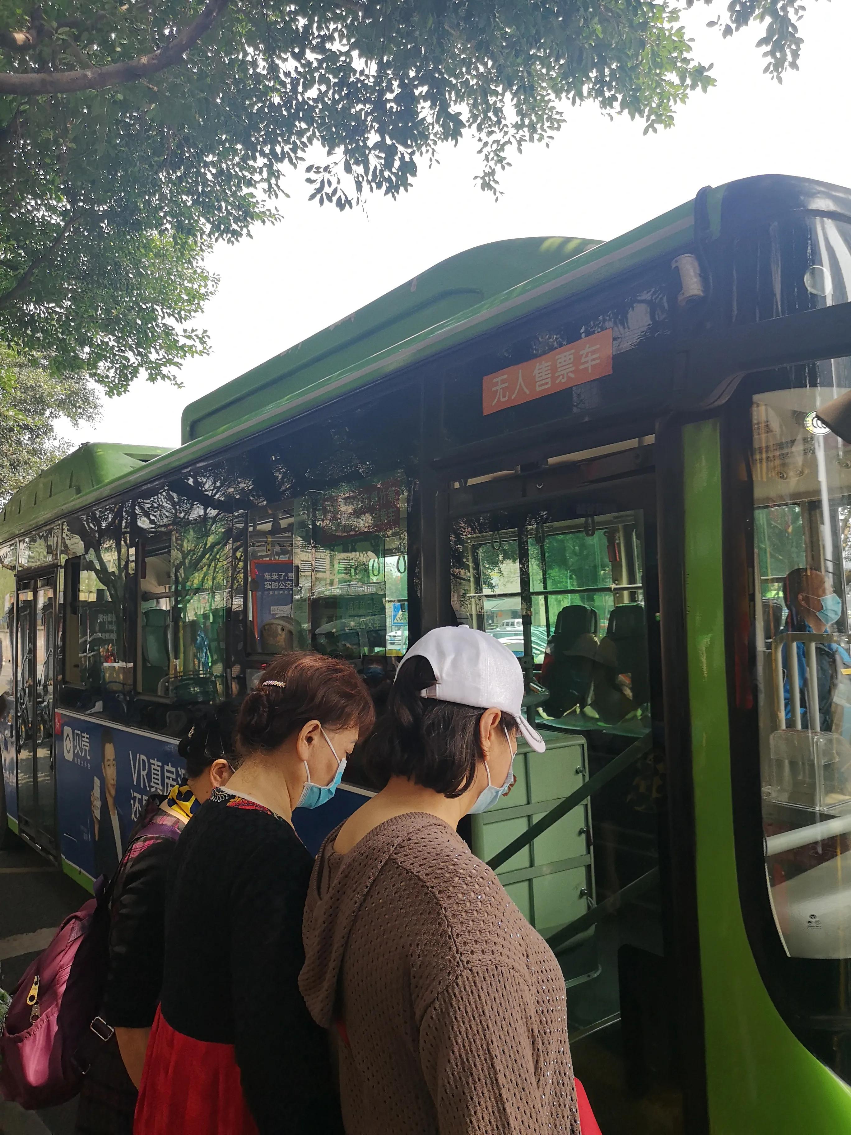 春游和姐妹踏青,春游踏青姐妹拍照