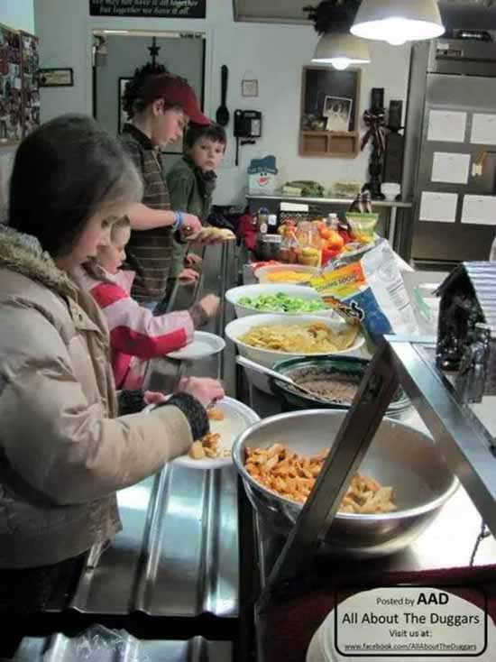 夫妻25年生19个孩子，太幸福了