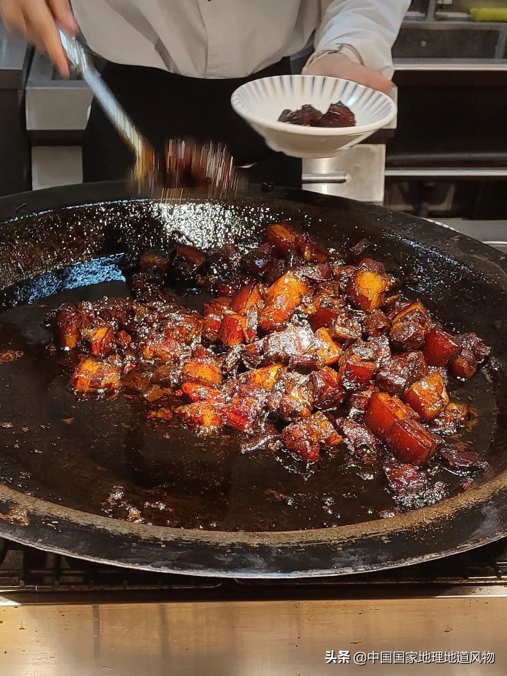 红烧肉是一道非常经典的中式菜肴,红烧肉中国家常菜的经典