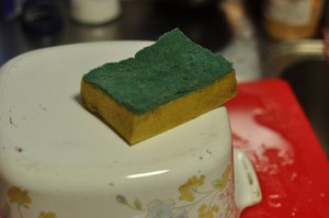 去除锅内的污垢的小妙招,炒菜的锅里面有黑色污垢怎么解决