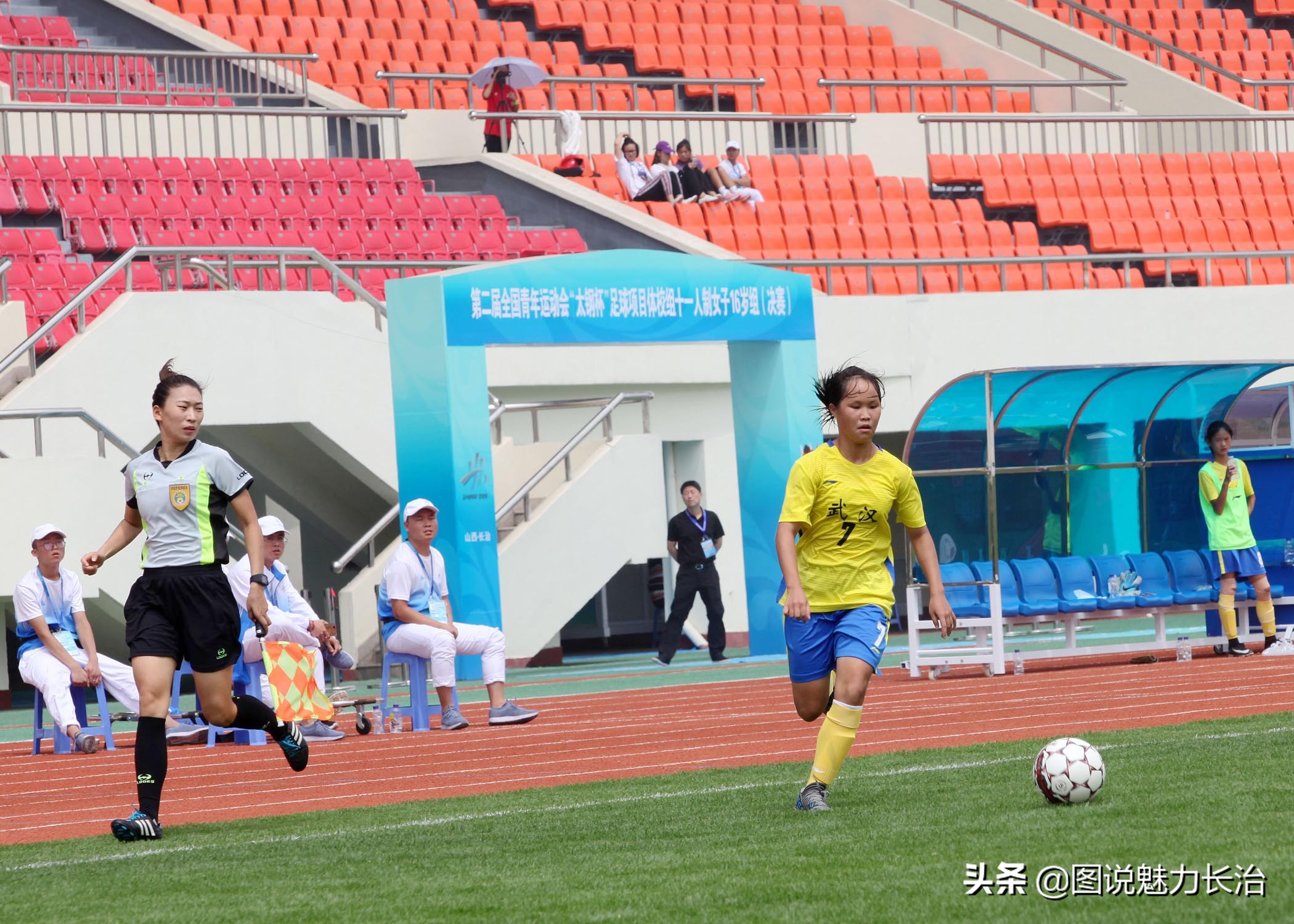 足球球员受伤瞬间,盘点足球比赛上的精彩瞬间