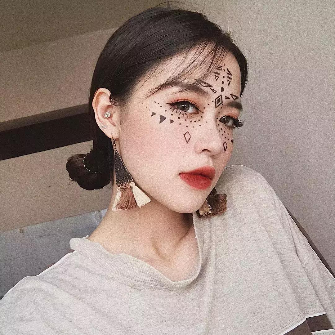 20岁越南小姐姐刷爆ins，在脸上乱画浮夸妆容，斩获10万粉，吊打P图神器！