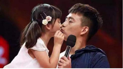 贝克汉姆晒和小七对嘴亲亲合照,贝克汉姆和小七亲吻照