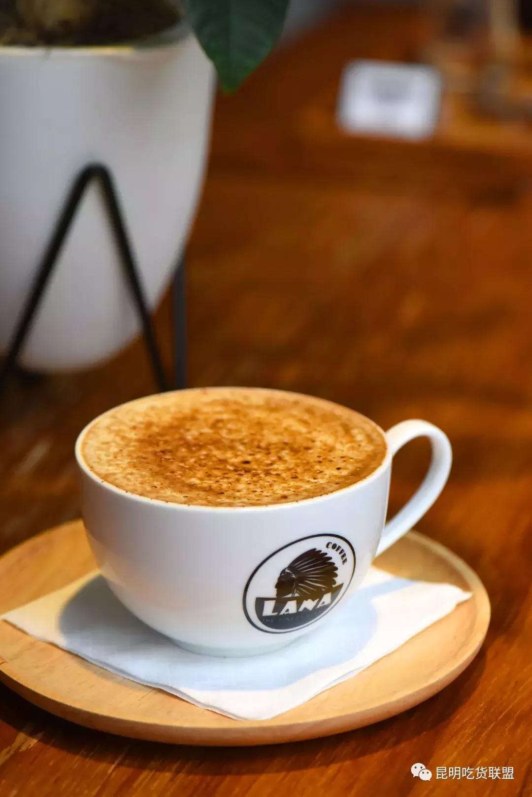 昆明2环边巷子里的小店，1杯咖啡+1份简餐，感觉我又去到了泰国