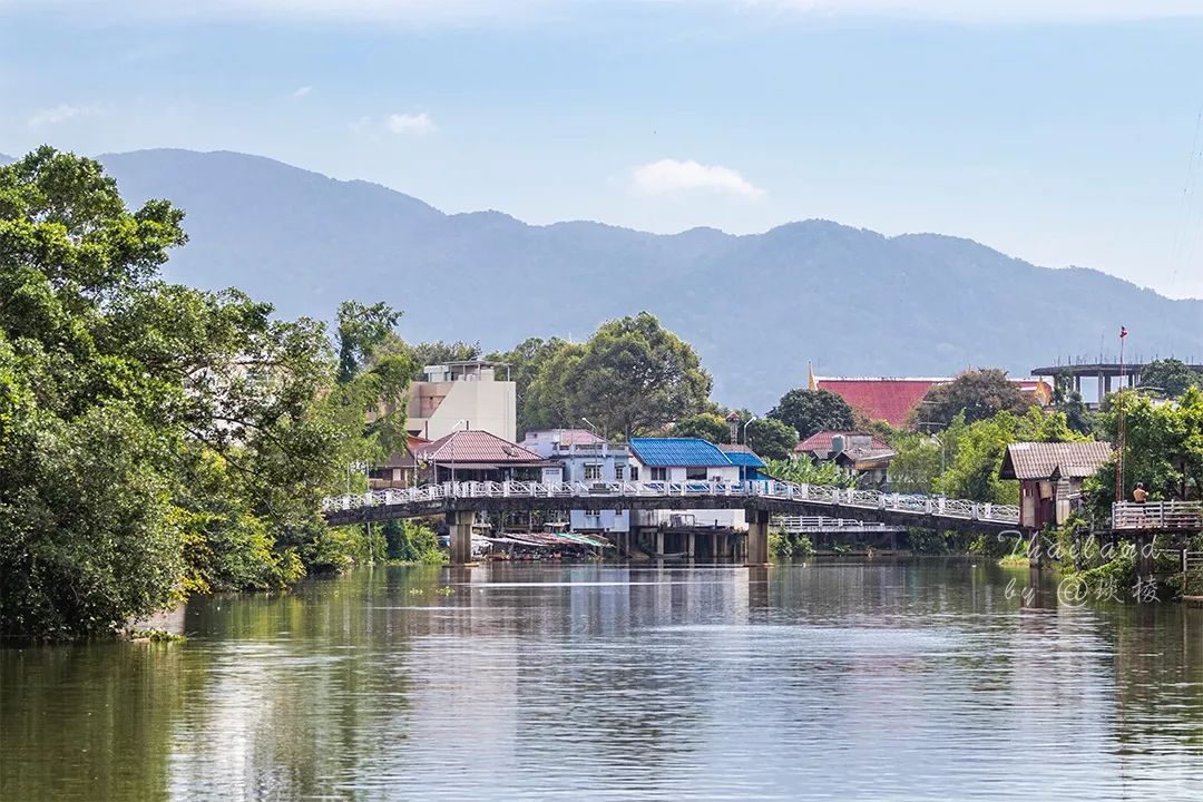 在泰国的“宝石之都”，珠宝街像菜市场，宝石摆地摊上出售