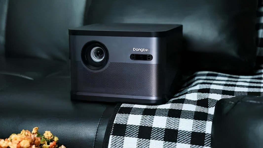 一个人去电影院尴尬，包场又太贵！教你一招，把电影院搬回家