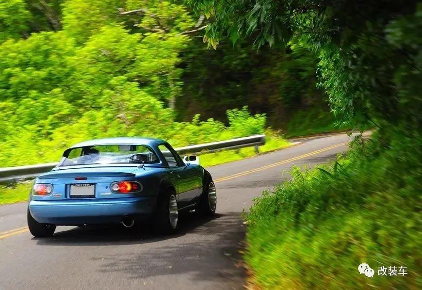 中置四驱五速手动的双门超跑，今晚我在秋名山等你