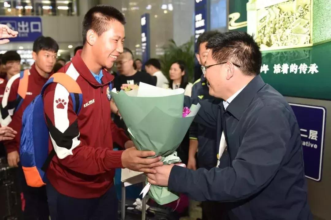 足球4比0大胜,精彩足球夺冠视频集锦