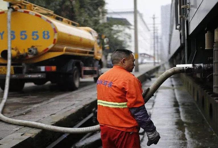 火车上的厕所孔那么小可以大便吗,列车厕所孔那么小能开大吗