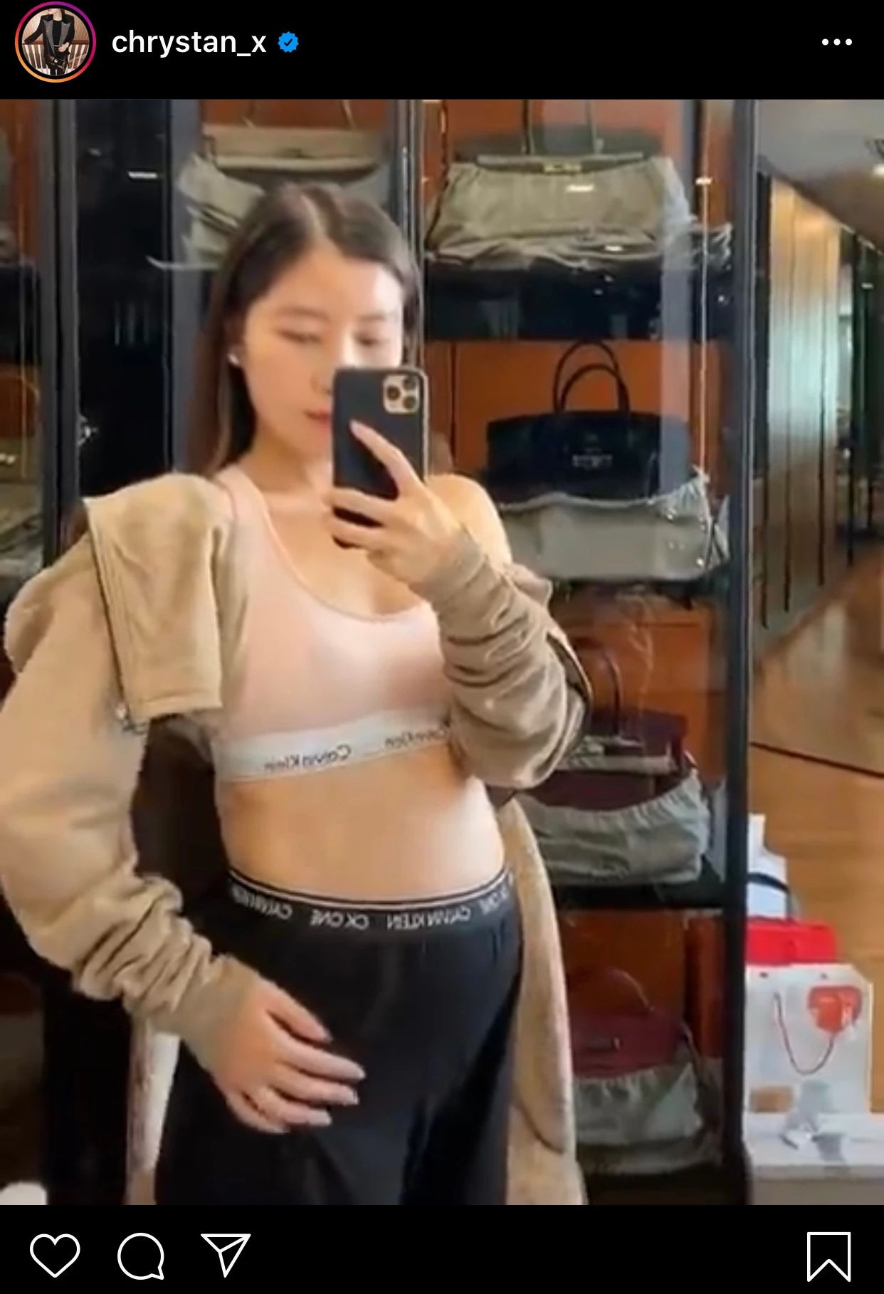 刘德华小姨子炫富上瘾？爱晒家中整墙名牌包，全身名牌堆砌太高调