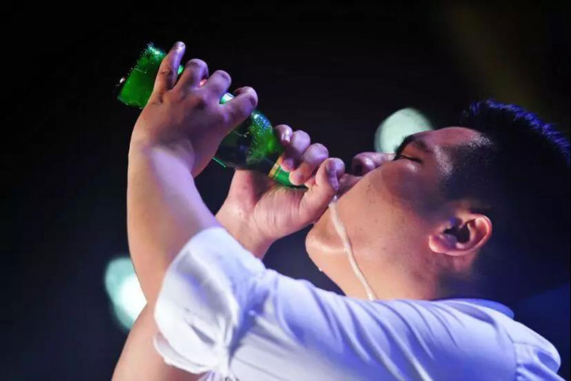 酒王大赛周赛吹瓶最快3秒70！震惊金沙滩啤酒城