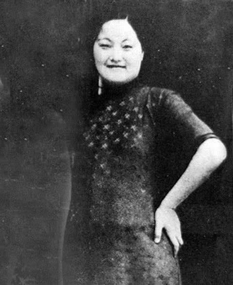 月薪抵人家一年，披金戴银，死后后辈瓜分遗产，却发现首饰全假货