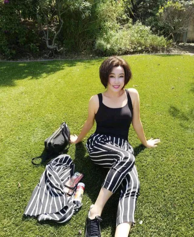 64岁刘晓庆花样多,剪短发梳成背头霸气十足,配西装太MAN了