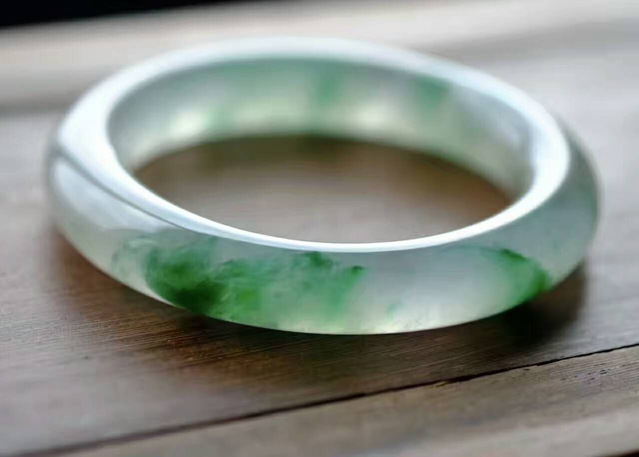 翡翠手镯怎么戴最好看,翡翠手镯会越戴越润吗