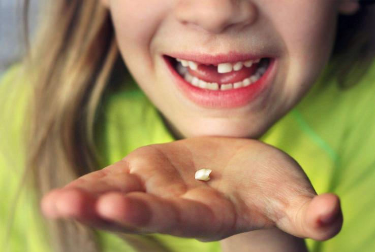 为什么孩子换牙牙齿会长歪,为什么孩子换牙顺序乱了