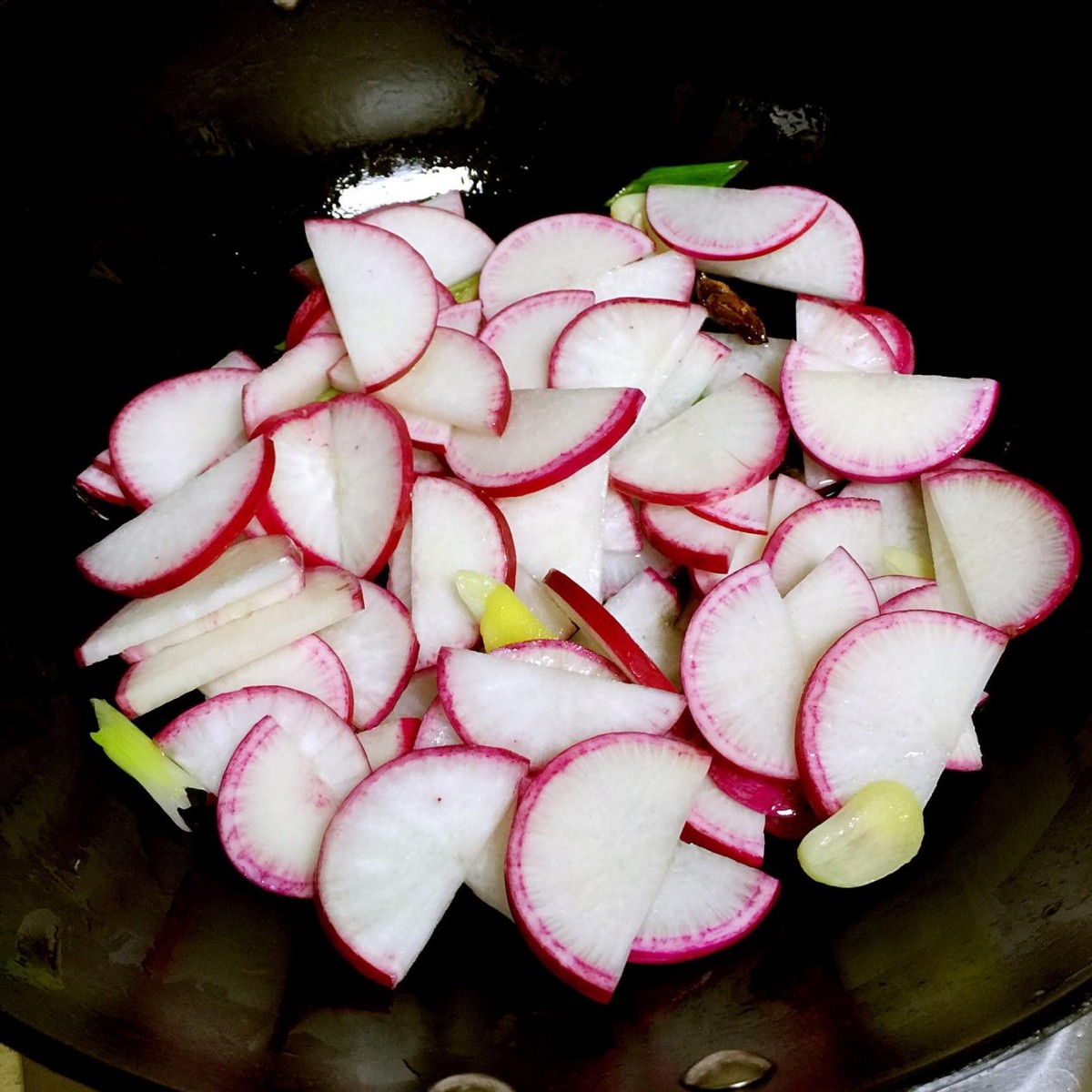 冬天强烈推荐的菜萝卜炖鱼,萝卜炖鱼有什么营养