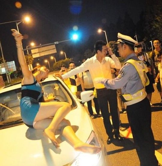 女人齐B短裙危害大