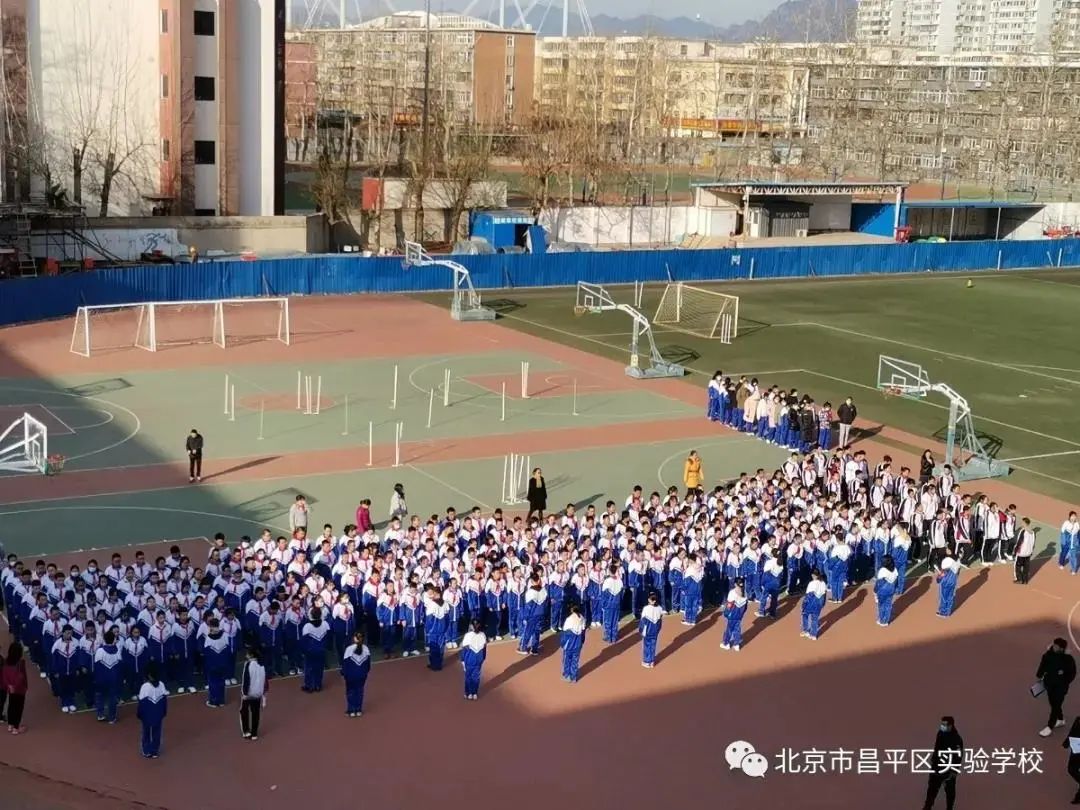 寒冷的冬夜挡不住奔跑脚步,寒冷挡不住小朋友的运动热情