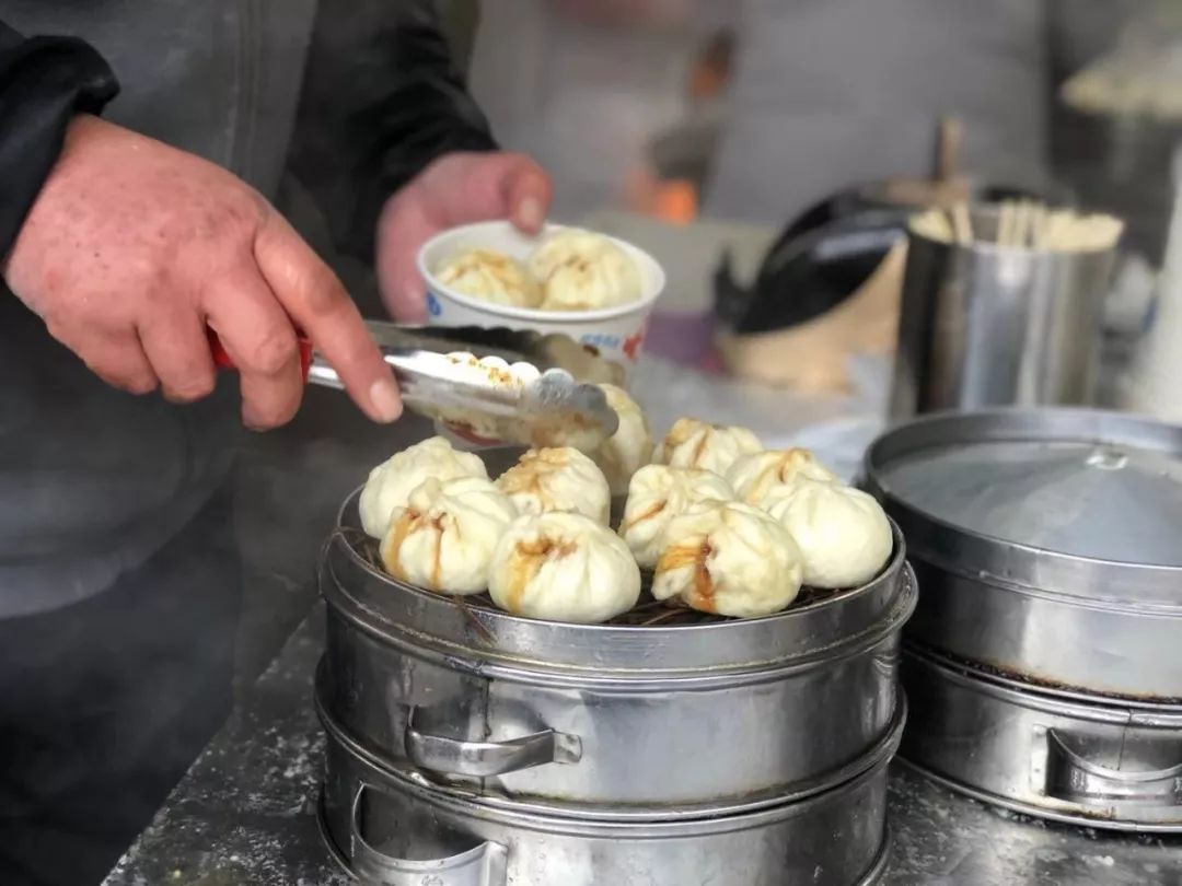 牛肉包子、热干面和豆皮，寻找传说中的武汉老武锅“三大金刚”