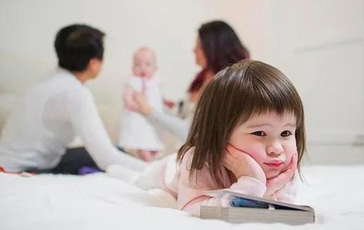 恋奶、吃手指、摸*处私**，孩子这些“瘾”，背后真相千万别忽略