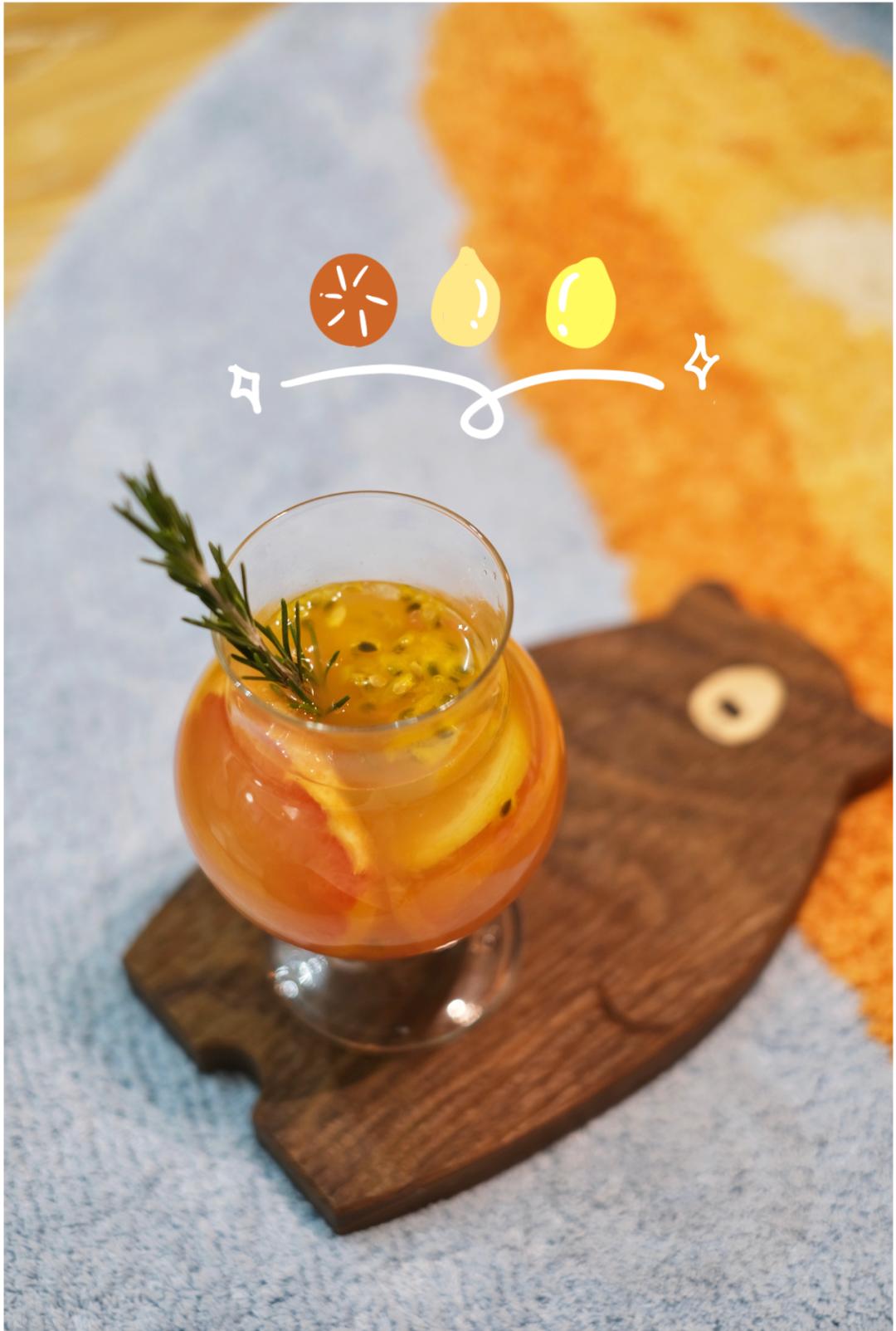 一个女人在家喝果酒,女孩子可以喝自己做的果酒吗