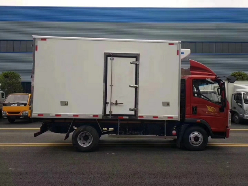 国六重汽豪沃单排冷藏车技术评测,国六重汽豪沃一排半冷藏车照片