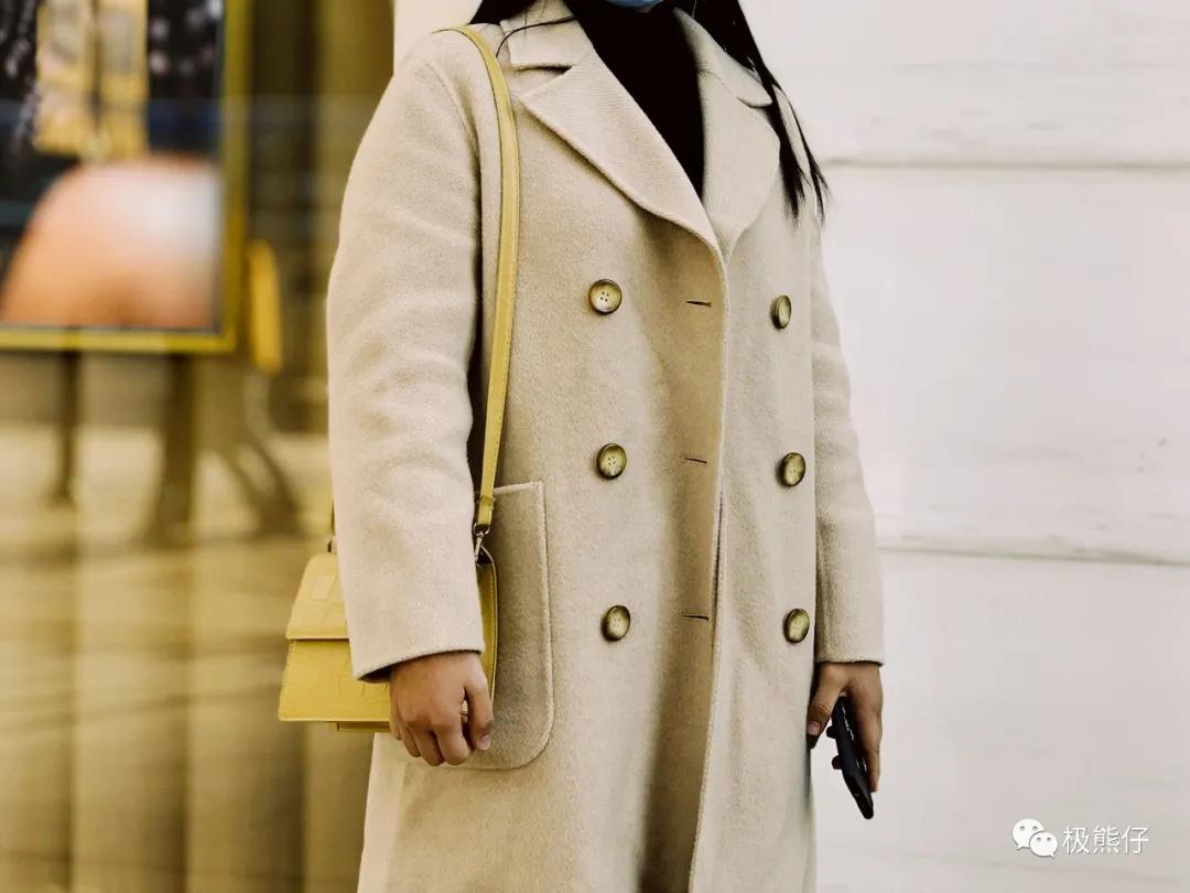 今天背什么｜魔都的“欧洲小镇”上，女神们都背什么包*过包**节呢？