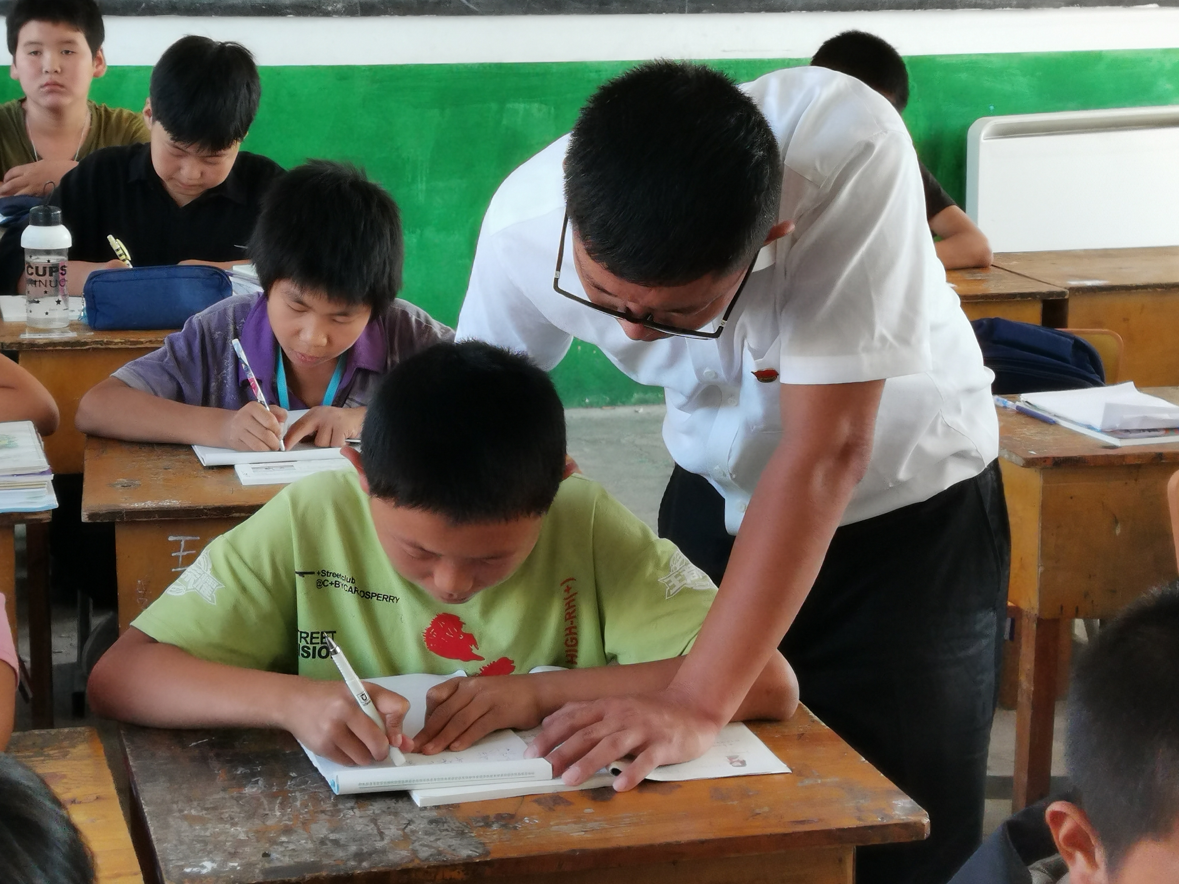 辽宁一数学老师去教河北一所小学足球！还带领学校荣获国家级称号，这个体育老师够牛