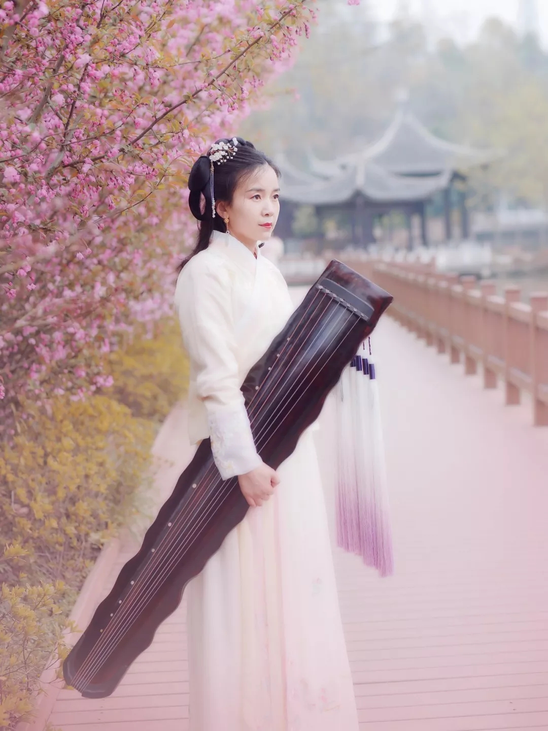 琴棋书画琴为首,雅乐凡尘洗浮华