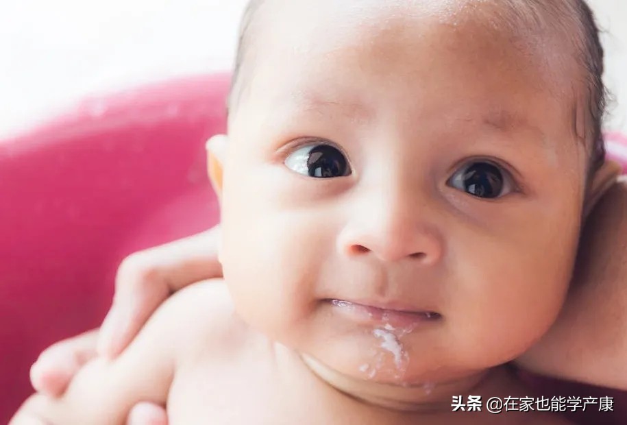 宝宝吐奶有奶瓣怎么回事,吐奶豆腐渣奶瓣的区别