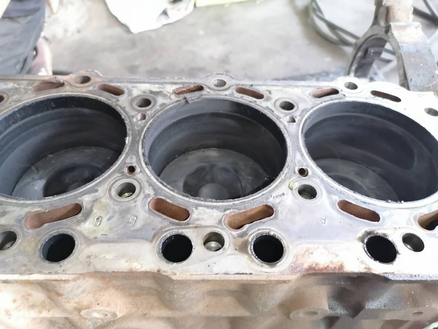 发动机冒白烟蓝烟烧机油,尾气大量冒蓝烟要不要大修发动机