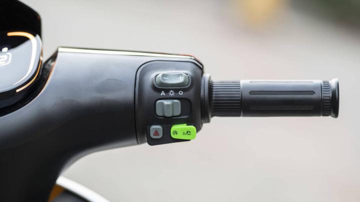 大灯炫酷有型,九号e100大灯效果