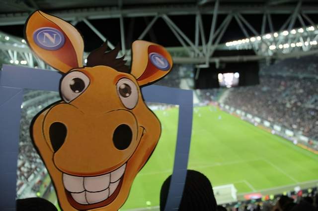 以足球的名义纪念科比,足坛传奇球王马拉多纳