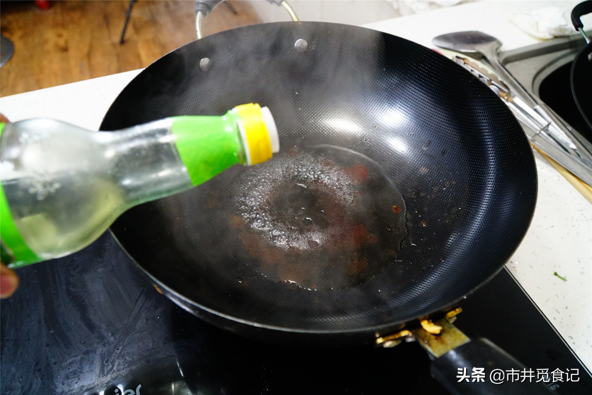 新锅生铁锅怎么开锅不生锈不粘锅,刚买的新铁锅用之前怎么操作