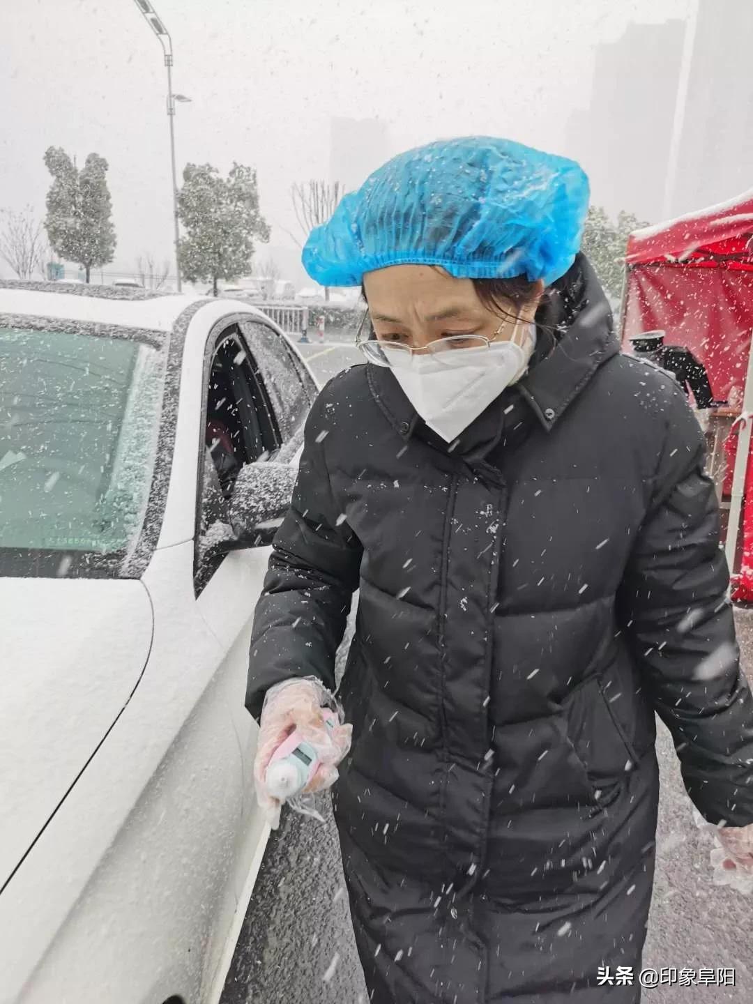记者拍下了风雪中的防疫人，向你们致敬