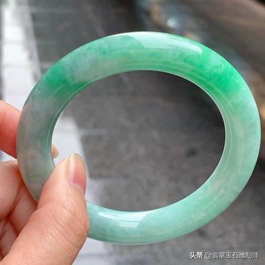 火车上认识的美女OL,我带她去中关村存放翡翠手镯,引发三角恋