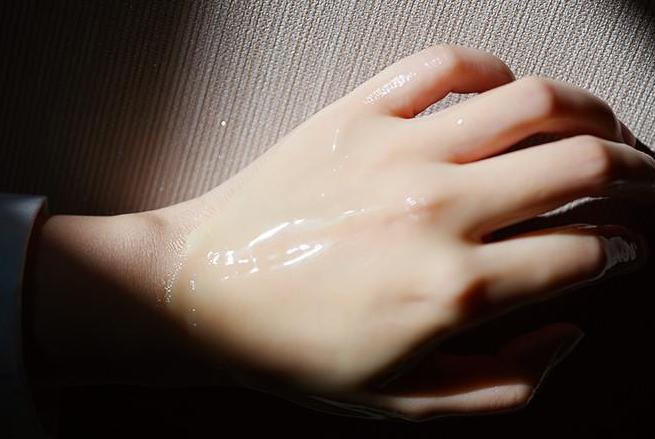 嘴唇干裂有细纹?看李若彤分享的护唇方法,砂糖加点“油”好滋润