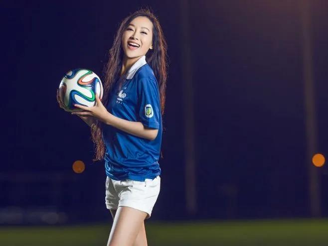 漂亮足球宝贝女生,绿茵场足球宝贝们