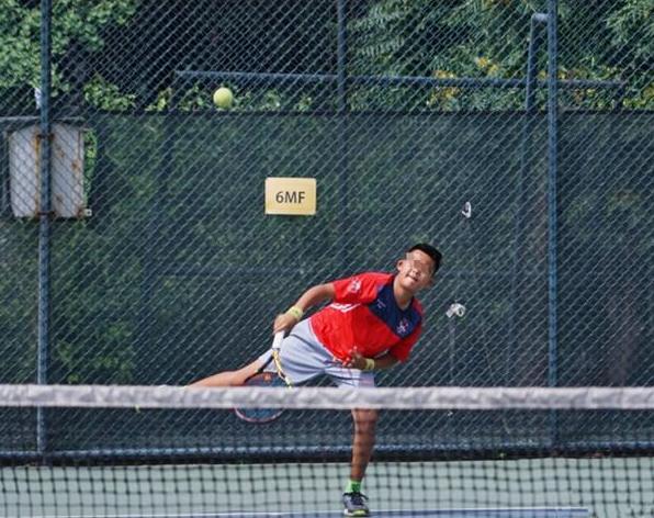 父亲是快刀浪子高峰，母亲是天后那英，今16岁的高兴怎么样了