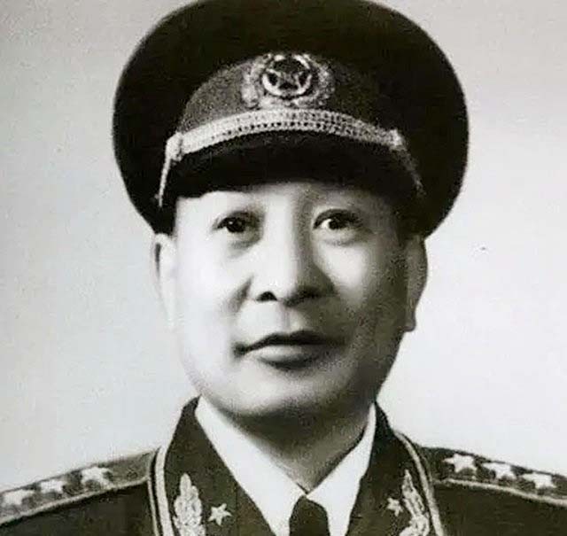 钟期光阔别30年回乡：磕头3次跪谢干父母救命之恩，奉上人参