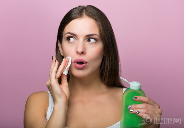 女士收缩毛孔改善皮肤粗糙,细腻毛孔改善皮肤