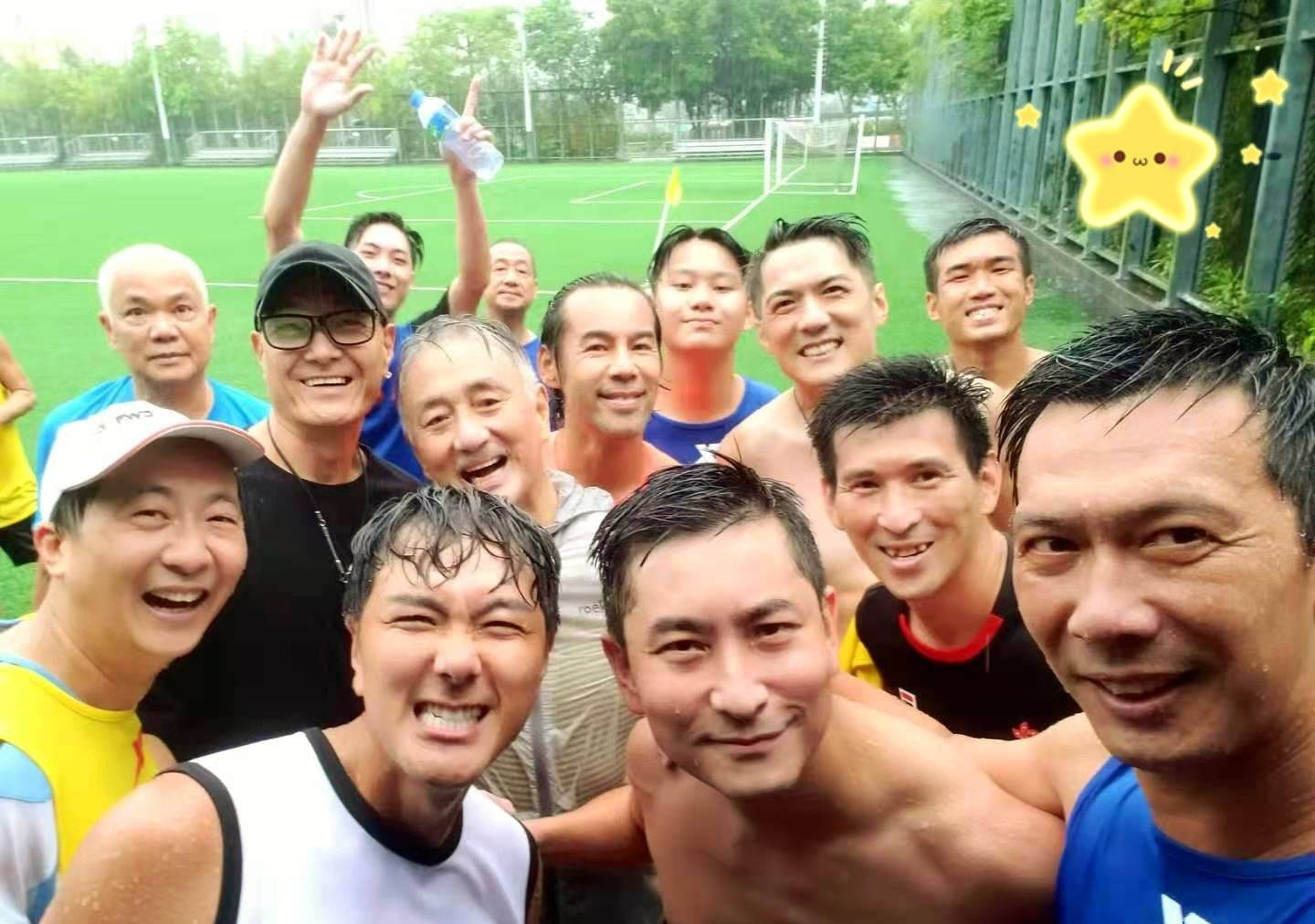 一众港星冒雨踢足球,吴岱融萧正楠浑身湿透,卢惠光父子罕见露面