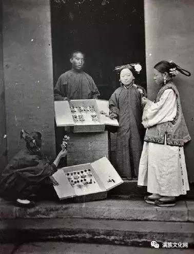 如展画轴—清代满族民间扁方赏析