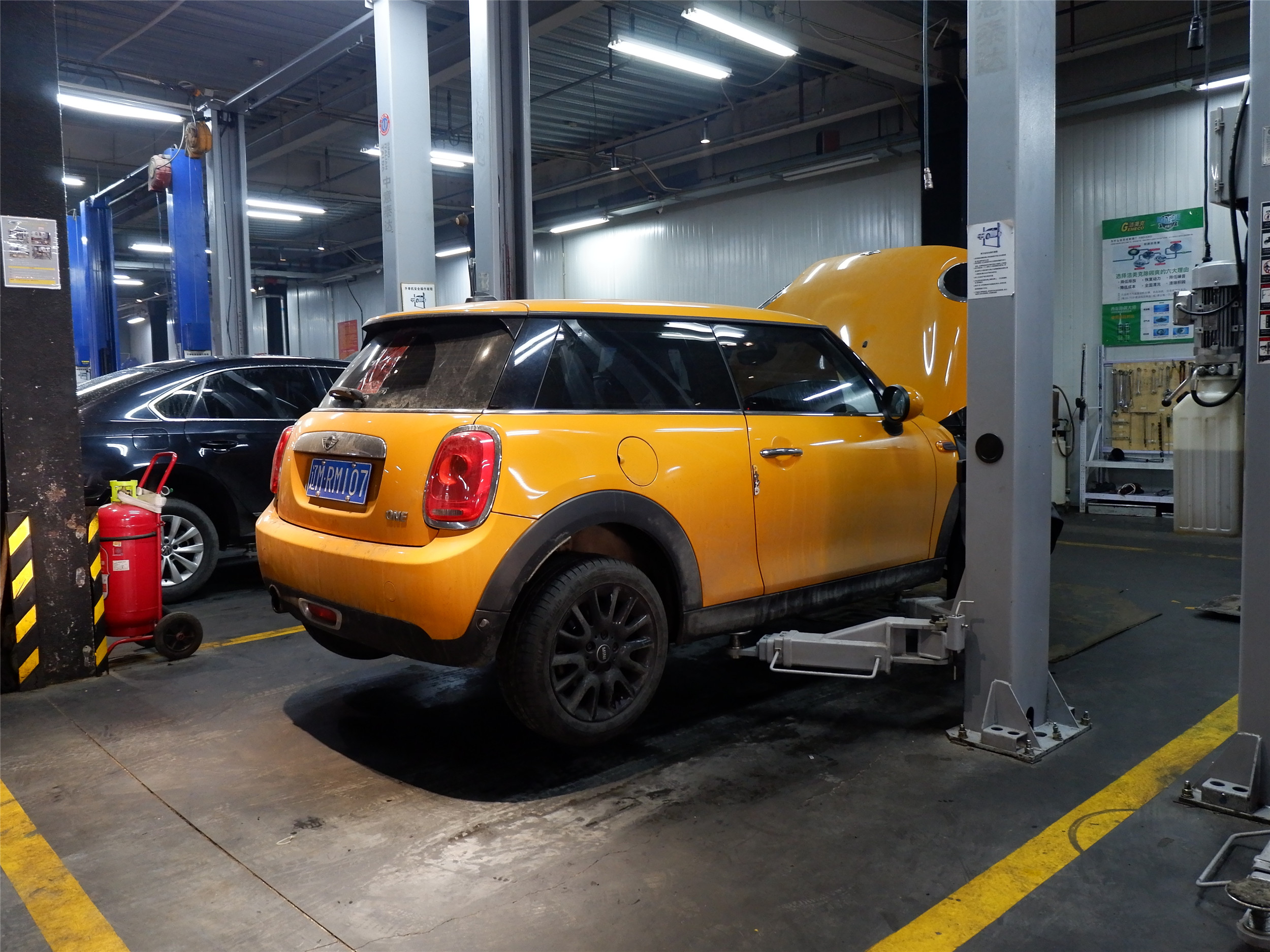 mini是三缸发动机吗,做了保养发动机抖动