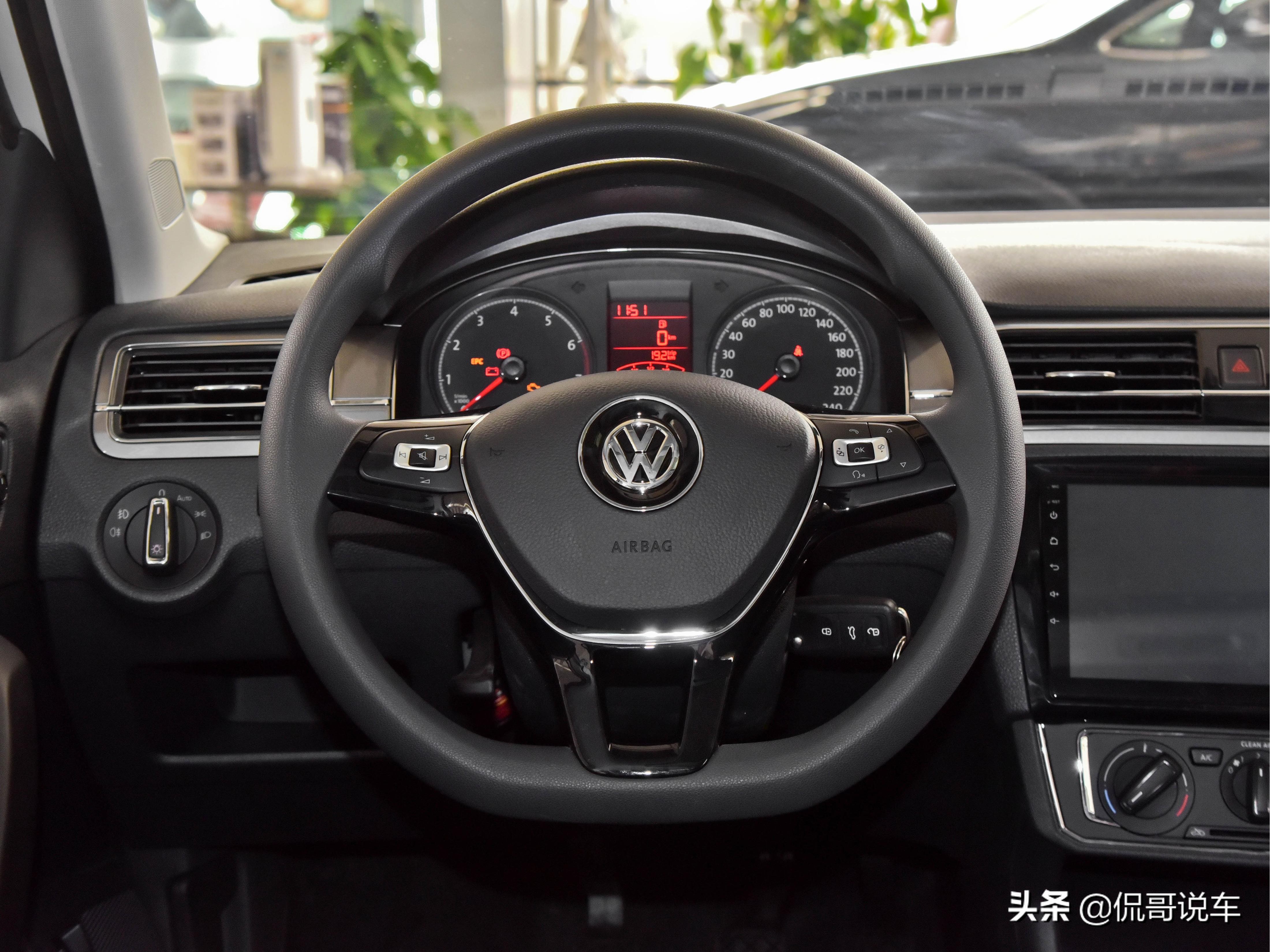 买了就是“真香”小哥带你一起看大众桑塔纳