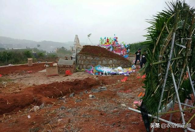农村丧葬习俗：从选择坟地打井坑到葬后祭祀，这4件事需要多注意