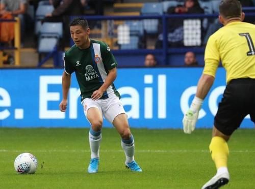 武磊绝平巴萨球迷怒吼,武磊攻破巴萨球门全场高喊武磊