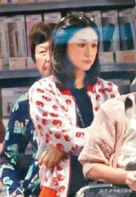 26岁嫁入豪门，与张国荣、刘德华传绯闻，24年后丈夫猝死枕边