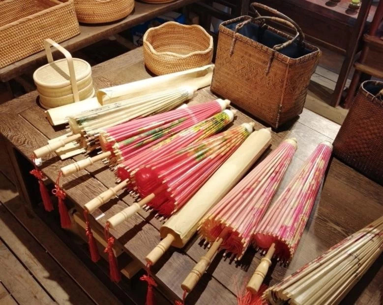 撑一把油纸伞邂逅于江南断桥边,撑一把油纸伞走在悠长的古巷