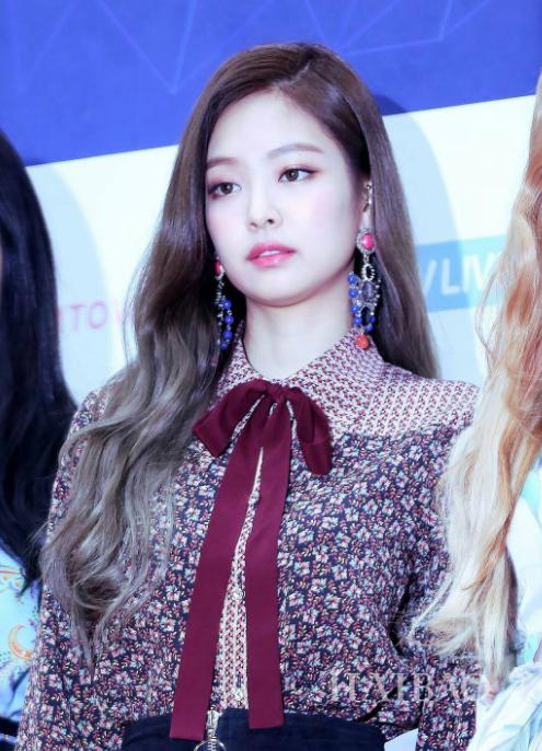 长期化妆和长期素颜哪个对皮肤好,经常化妆和长期素颜的女生